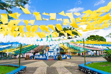 Taperoa, Bahia, Brezilya - 01 Temmuz 2018: Brezilya 'nın Bahia kentindeki Taperoa kentindeki Festa Junina de Sao Joao için dekore edilmiş bir meydan manzarası.