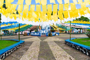 Taperoa, Bahia, Brezilya - 01 Temmuz 2018: Brezilya 'nın Bahia kentindeki Taperoa kentindeki Festa Junina de Sao Joao için dekore edilmiş bir meydan manzarası.