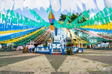 Taperoa, Bahia, Brezilya - 01 Temmuz 2018: Brezilya 'nın Bahia kentindeki Taperoa kentindeki Festa Junina de Sao Joao için dekore edilmiş bir meydan manzarası.
