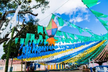 Taperoa, Bahia, Brezilya - 01 Temmuz 2018: Brezilya 'nın Bahia kentindeki Taperoa kentindeki Festa Junina de Sao Joao için dekore edilmiş bir meydan manzarası.