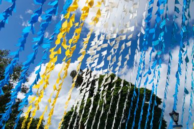 Taperoa, Bahia, Brezilya - 01 Temmuz 2018: Brezilya 'nın Bahia kentindeki Taperoa kentindeki Festa Junina de Sao Joao için dekore edilmiş bir meydan manzarası.