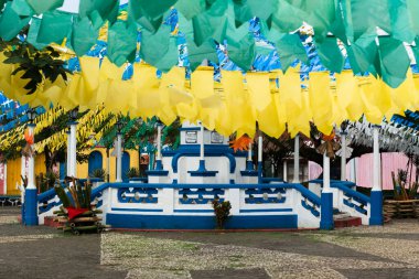 Taperoa, Bahia, Brezilya - 01 Temmuz 2018: Brezilya 'nın Bahia kentindeki Taperoa kentindeki Festa Junina de Sao Joao için dekore edilmiş bir meydan manzarası.