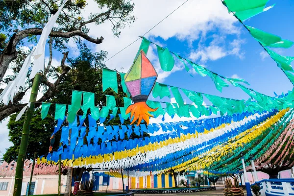 Taperoa, Bahia, Brezilya - 01 Temmuz 2018: Brezilya 'nın Bahia kentindeki Taperoa kentindeki Festa Junina de Sao Joao için dekore edilmiş bir meydan manzarası.