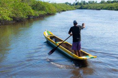 Maragogipinho, Bahia, Brezilya - 15 Haziran 2018: Maragogipinho, Bahia, Brezilya 'daki Jaguaripe Nehri' nde balık tutmak için kanoda duran balıkçı.