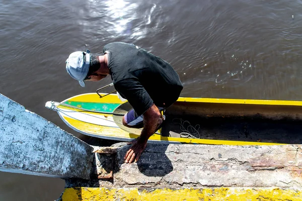 Maragogipinho Bahia Brasil Junho 2018 Pescador Que Entra Canoa Para — Fotografia de Stock