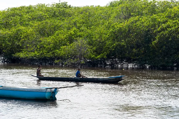 Maragogipinho Bahia Brésil Juin 2018 Deux Pêcheurs Assis Canot Pagayant — Photo