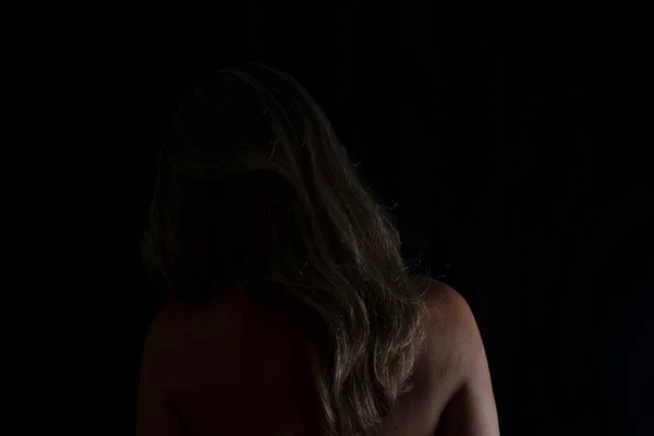 Sırtı Kameraya Dönük Bir Kadın Stüdyoda Siyah Arka Plana Karşı — Stok fotoğraf