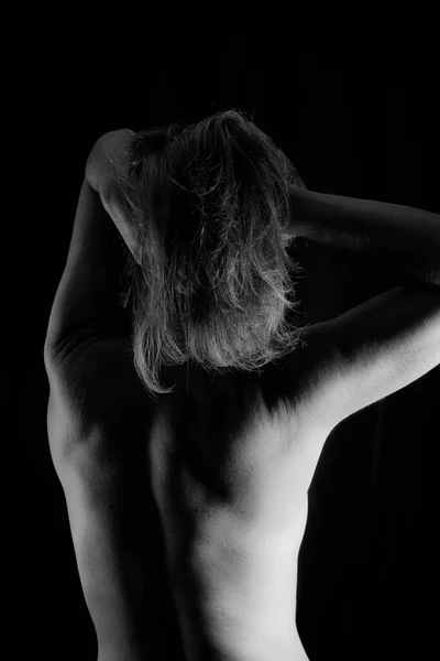 Nainen Selkä Kameraan Päin Mustaa Taustaa Vasten Studiossa Salvador Bahia — kuvapankkivalokuva