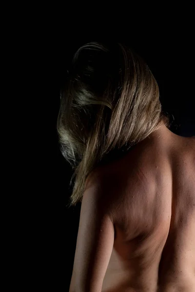 Vrouw Met Haar Rug Naar Camera Tegen Zwarte Achtergrond Studio — Stockfoto