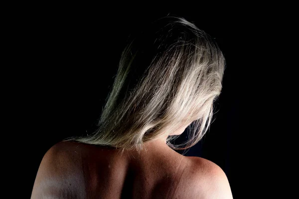 Vrouw Met Haar Rug Naar Camera Tegen Zwarte Achtergrond Studio — Stockfoto