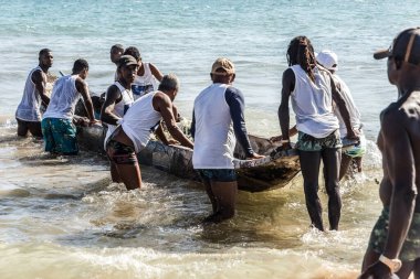  Balıkçılar, Salvador, Bahia, Brezilya 'daki Boca do Rio plajında Iemanjların hediyelerini teslim etmek için denize kano koyuyorlar..