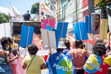 Salvador, Bahia, Brezilya - 07 Eylül 2021: Brezilyalılar Bahia eyaletinin Salvador kentinde Başkan Jair Bolsonaro hükümetine karşı pankart ve afişlerle protesto gösterisi düzenlediler.    