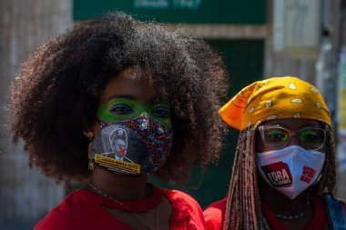 Salvador, Bahia, Brezilya - 07 Eylül 2021: Brezilyalılar Bahia eyaletinin Salvador kentinde Başkan Jair Bolsonaro hükümetine karşı pankart ve afişlerle protesto gösterisi düzenlediler.    