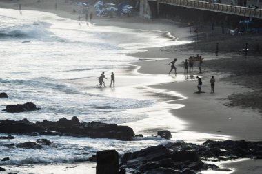 Salvador, Bahia, Brezilya - 26 Eylül 2021: Brezilya 'nın Bahia eyaletindeki Farol da Barra plajında insan grupları.