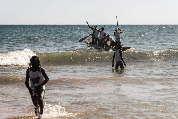  Balıkçılar, Salvador, Bahia, Brezilya 'daki Boca do Rio plajında Iemanjların hediyelerini teslim etmek için denize kano koyuyorlar..