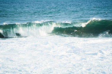 Orta dalgalar sahile çarpıyor. Salvador Şehri, Bahia Eyaleti, Brezilya.