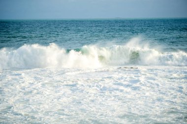 Orta dalgalar sahile çarpıyor. Salvador Şehri, Bahia Eyaleti, Brezilya.