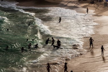 Salvador, Bahia, Brezilya - 22 Ağustos 2021: Brezilya 'nın Rio Vermelho semtindeki Paciencia plajında geniş bir grup insan. İnsanlar koronavirüs salgınının ortasında eğleniyorlar..