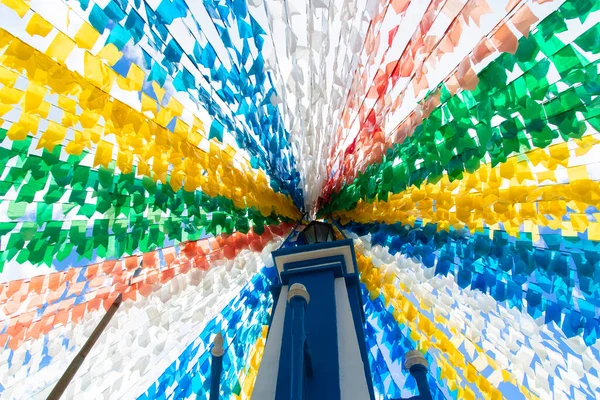 Taperoa, Bahia, Brezilya - 01 Temmuz 2018: Brezilya 'nın Bahia kentindeki Taperoa kentindeki Festa Junina de Sao Joao için dekore edilmiş bir meydan manzarası.