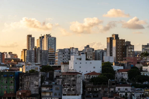 Salvador, Bahia, Brezilya - 31 Mayıs 2021: Salvador, Bahia şehir merkezindeki birçok eski ve yeni yerleşim yerinin panoramik manzarası.
