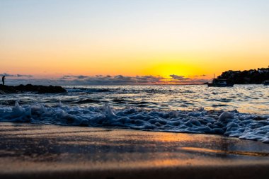Sahilde canlı renklerle dramatik bir gün batımı. Salvador, Bahia, Brezilya.
