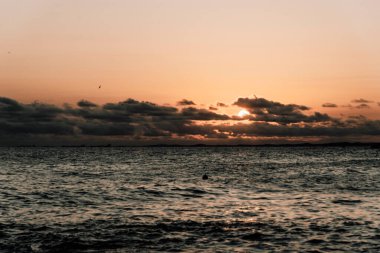 Sahilde canlı renklerle dramatik bir gün batımı. Salvador, Bahia, Brezilya.