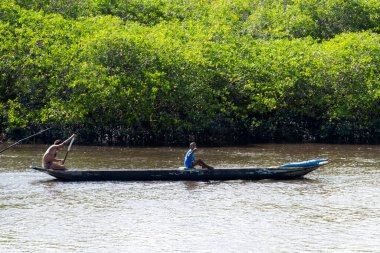 Maragogipinho, Bahia, Brezilya - 15 Haziran 2018: İki balıkçı kanoda oturup Maragogipinho, Bahia, Brezilya 'da Jaguaripe nehrinde balık tutmaya çalışıyor.