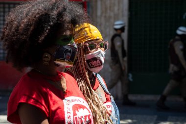 Salvador, Bahia, Brezilya - 07 Eylül 2021: Brezilyalılar Bahia eyaletinin Salvador kentinde Başkan Jair Bolsonaro hükümetine karşı pankart ve afişlerle protesto gösterisi düzenlediler.    