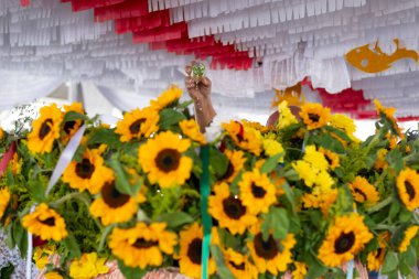  Brezilya 'nın Bahia kentindeki Santo Amaro da Purificao şehrinde Candomble dini için bir barakanın dekorasyonu.