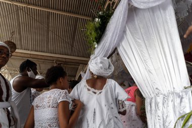  Brezilya 'nın Bahia kentindeki Santo Amaro da Purificao kentindeki bir terreiro' da dini bir kutlama sırasında Candomble dininin üyeleri görülüyor..