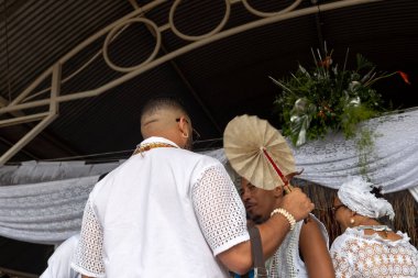  Brezilya 'nın Bahia kentindeki Santo Amaro da Purificao kentindeki bir terreiro' da dini bir kutlama sırasında Candomble dininin üyeleri görülüyor..