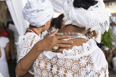  Brezilya 'nın Bahia kentindeki Santo Amaro da Purificao kentindeki bir terreiro' da dini bir kutlama sırasında Candomble dininin üyeleri görülüyor..