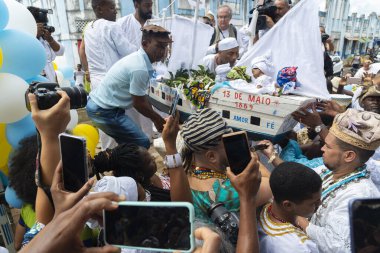  Brezilya 'nın Bahia kentindeki Santo Amaro da Purificao kentindeki bir terreiro' da dini bir kutlama sırasında Candomble dininin üyeleri görülüyor..