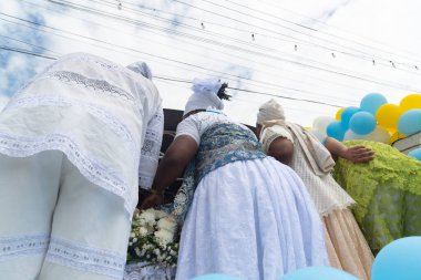  Brezilya 'nın Bahia kentindeki Santo Amaro da Purificao kentindeki bir terreiro' da dini bir kutlama sırasında Candomble dininin üyeleri görülüyor..
