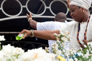  Brezilya 'nın Bahia kentindeki Santo Amaro da Purificao kentindeki bir terreiro' da dini bir kutlama sırasında Candomble dininin üyeleri görülüyor..