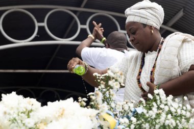  Brezilya 'nın Bahia kentindeki Santo Amaro da Purificao kentindeki bir terreiro' da dini bir kutlama sırasında Candomble dininin üyeleri görülüyor..