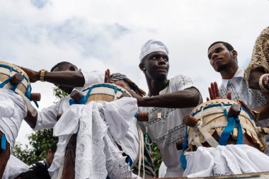  Brezilya 'nın Bahia kentindeki Santo Amaro da Purificao kentindeki bir terreiro' da dini bir kutlama sırasında Candomble dininin üyeleri görülüyor..