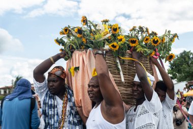  Brezilya 'nın Bahia kentindeki Santo Amaro da Purificao kentindeki bir terreiro' da dini bir kutlama sırasında Candomble dininin üyeleri görülüyor..