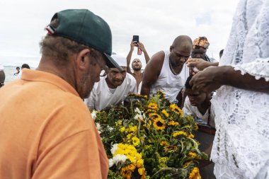  Brezilya 'nın Bahia kentindeki Santo Amaro da Purificao kentindeki bir terreiro' da dini bir kutlama sırasında Candomble dininin üyeleri görülüyor..