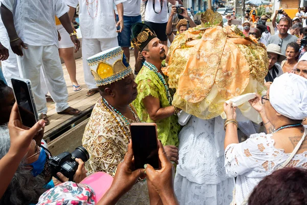  Brezilya 'nın Bahia kentindeki Santo Amaro da Purificao kentindeki bir terreiro' da dini bir kutlama sırasında Candomble dininin üyeleri görülüyor..