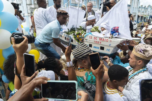  Brezilya 'nın Bahia kentindeki Santo Amaro da Purificao kentindeki bir terreiro' da dini bir kutlama sırasında Candomble dininin üyeleri görülüyor..