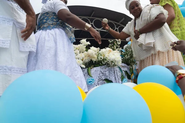  Brezilya 'nın Bahia kentindeki Santo Amaro da Purificao kentindeki bir terreiro' da dini bir kutlama sırasında Candomble dininin üyeleri görülüyor..