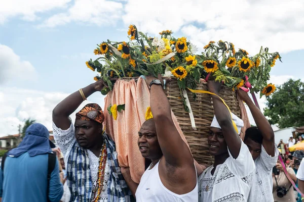  Brezilya 'nın Bahia kentindeki Santo Amaro da Purificao kentindeki bir terreiro' da dini bir kutlama sırasında Candomble dininin üyeleri görülüyor..