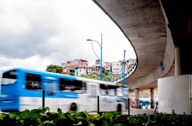 Otobüs caddede düşük hızda giderken yakalandı. Salvador, Bahia, Brezilya.