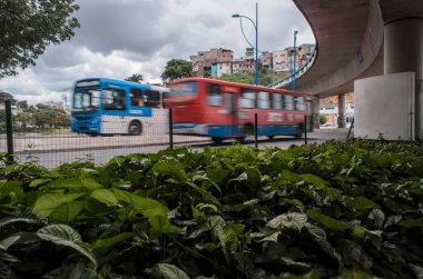 Otobüs caddede düşük hızda giderken yakalandı. Salvador, Bahia, Brezilya.
