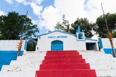 Nilo Pecanha, Bahia, Brezilya - 01 Temmuz 2018: Brezilya 'nın Bahia eyaletindeki Nilo Pecanha kentinin kırsal kesimindeki Santo Antonio Katolik Kilisesi' nin düşük görüşü.