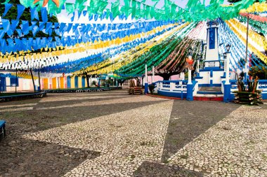Taperoa, Bahia, Brezilya - 01 Temmuz 2018: Brezilya 'nın Bahia kentindeki Taperoa kentindeki Festa Junina de Sao Joao için dekore edilmiş bir meydan manzarası.