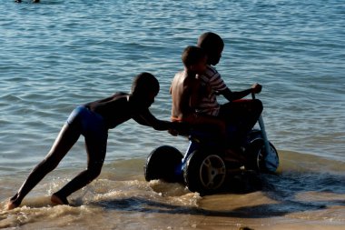 Salvador, Bahia, Brezilya - 09 Mart 2019: Salvador Bahia 'daki Ribeira plajındaki insanlar suda eğleniyorlar.