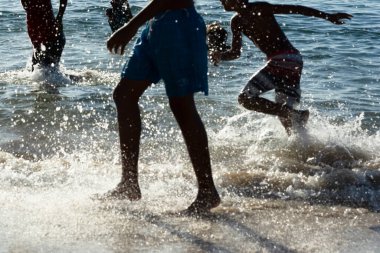 Salvador, Bahia, Brezilya - 09 Mart 2019: Salvador Bahia 'daki Ribeira plajındaki insanlar suda eğleniyorlar.