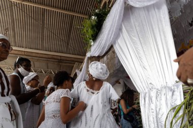 Brezilya 'nın Bahia kentindeki Santo Amaro da Purificao kentindeki bir terreiro' da dini bir kutlama sırasında Candomble dininin üyeleri görülüyor..